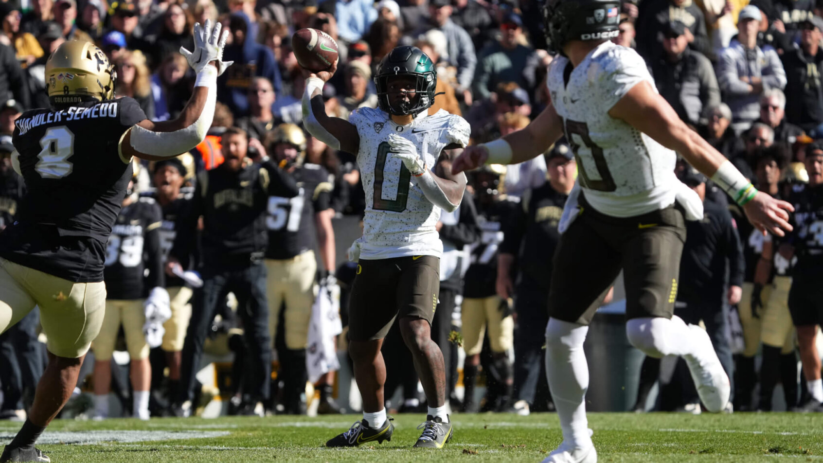 Oregon Ducks running back Bucky Irving passes the ball to quarterback Bo Nix