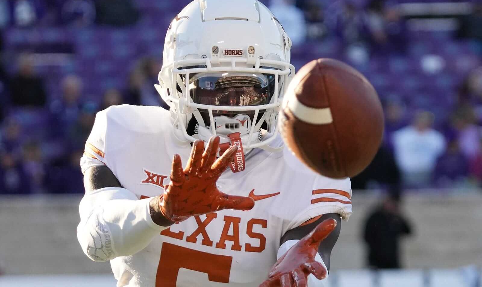 Texas Longhorns running back Bijan Robinson catching a ball