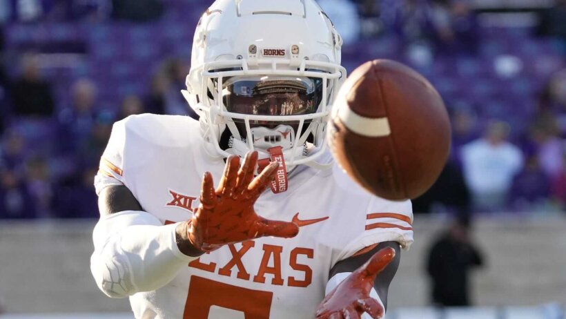 Texas Longhorns running back Bijan Robinson catching a ball