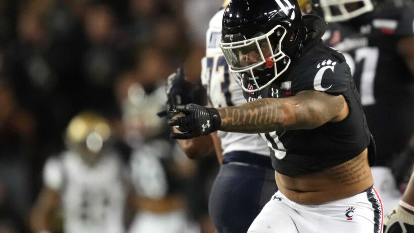 Cincinnati Bearcats linebacker Ivan Pace Jr. celebrates a sack