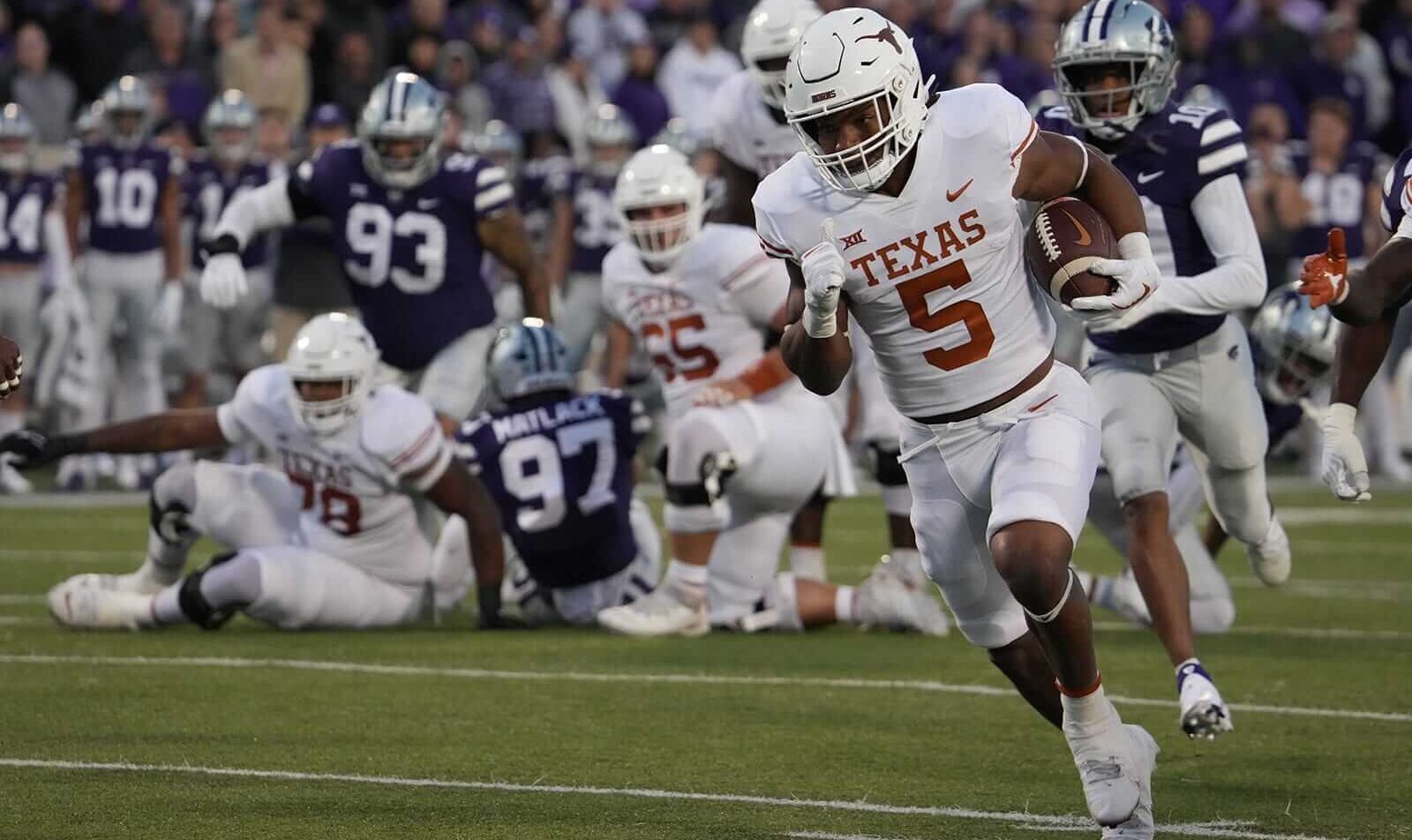Texas Longhorns running back Bijan Robinson runs the ball into the end zone