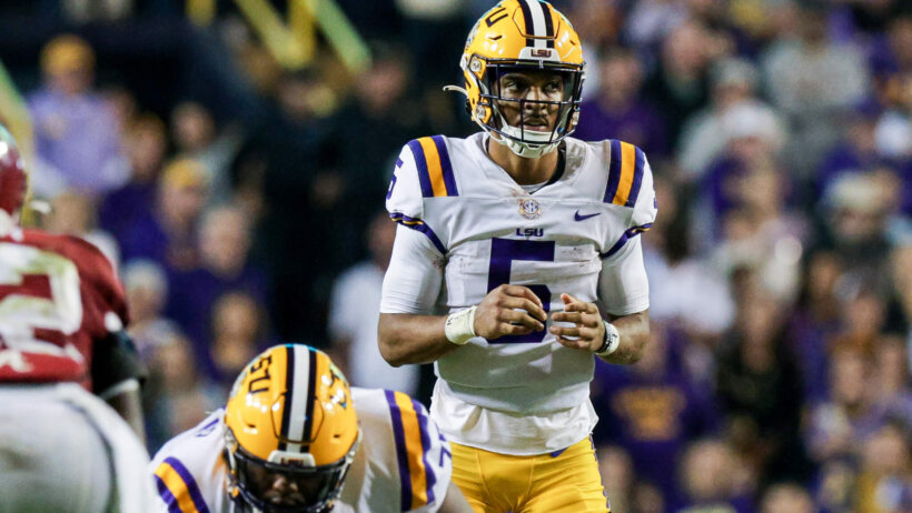 LSU Tigers quarterback Jayden Daniels calls for the ball