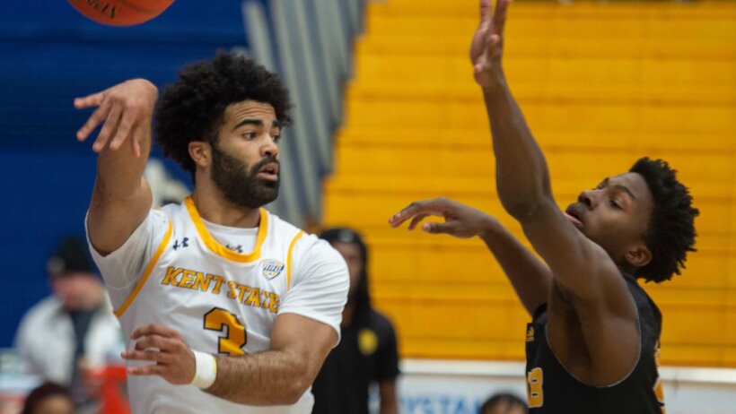 Kent State guard Sincere Carry making a pass