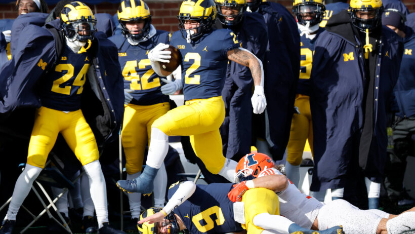 Michigan Wolverines running back Blake Corum rushes the ball