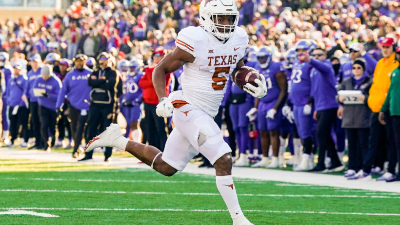 Texas Longhorns running back Bijan Robinson runs for a touchdown