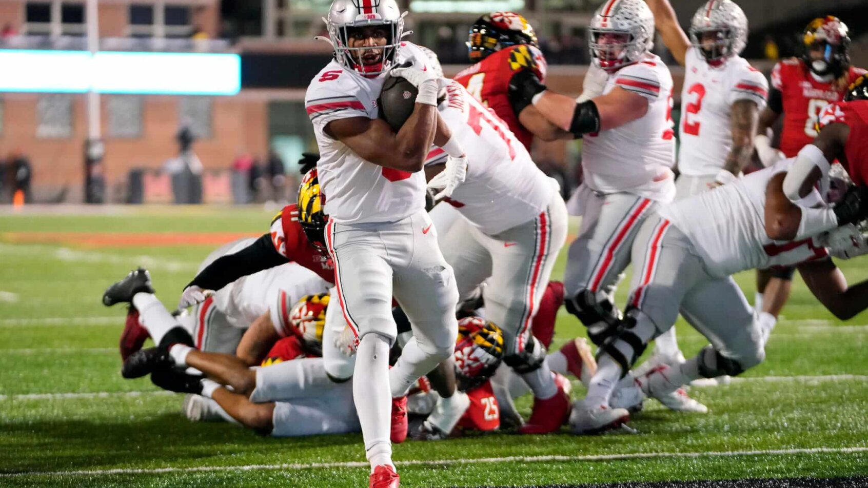 Ohio State Buckeyes running back Dallan Hayden scoring a TD