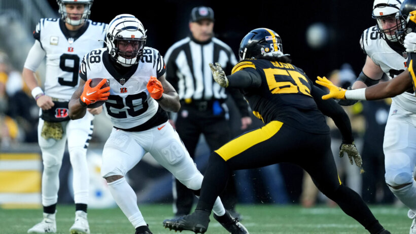 Cincinnati Bengals running back Joe Mixon carries the ball