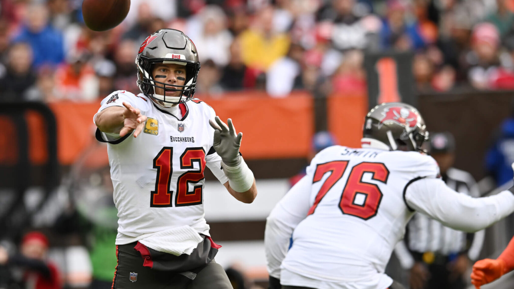 Tom Brady passes vs Browns; Tampa Bay Buccaneers