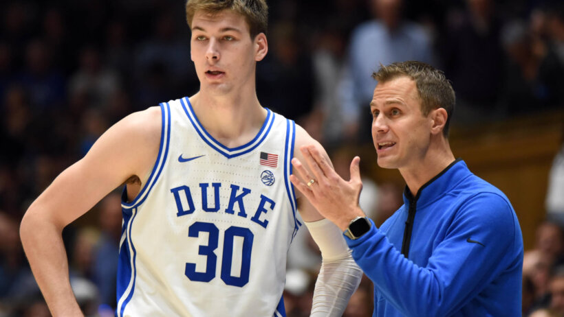 Duke Blue Devils head coach Jon Scheyer talking to Kyle Filipowski