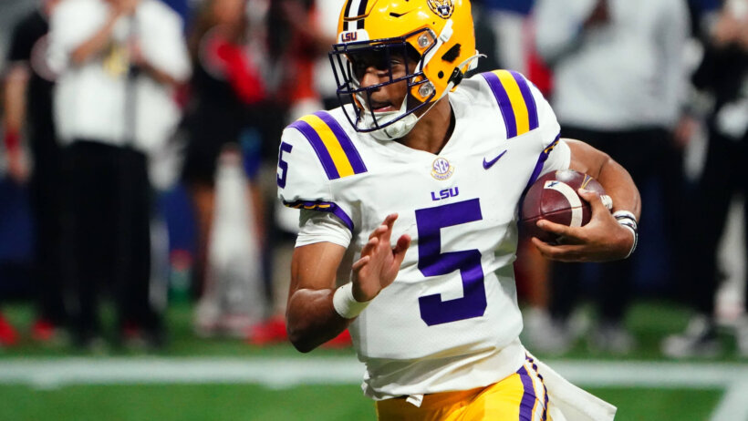 LSU Tigers quarterback Jayden Daniels scrambles