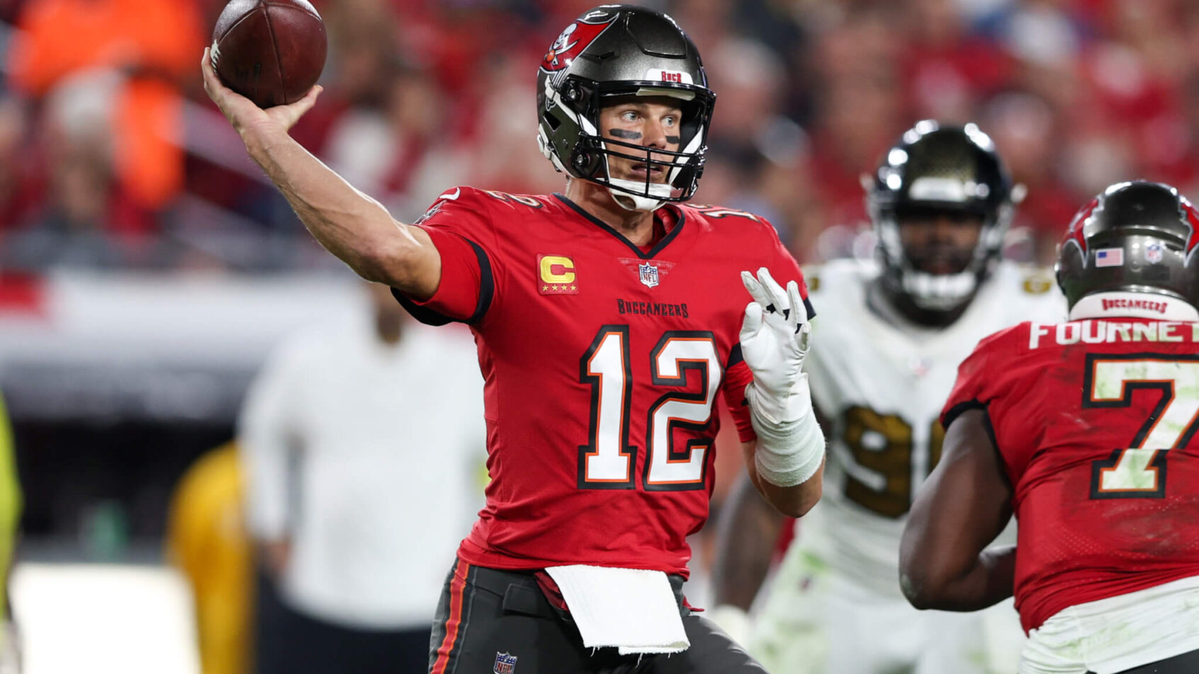 Tampa Bay Buccaneers quarterback Tom Brady passes the bal