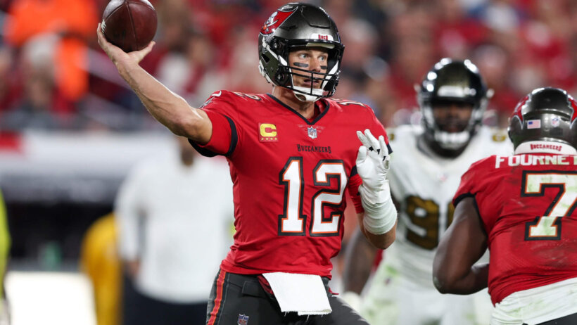 Tampa Bay Buccaneers quarterback Tom Brady passes the bal