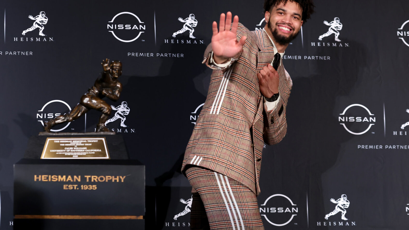 Caleb Williams strikes the Heisman pose