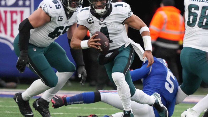 Eagles quarterback Jalen Hurts runs the ball