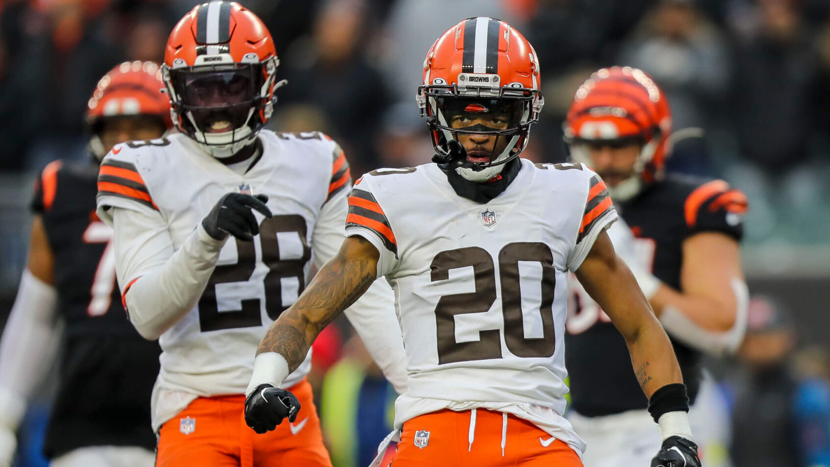 Cleveland Browns players celebrating defense stop against Bengals in Ohio