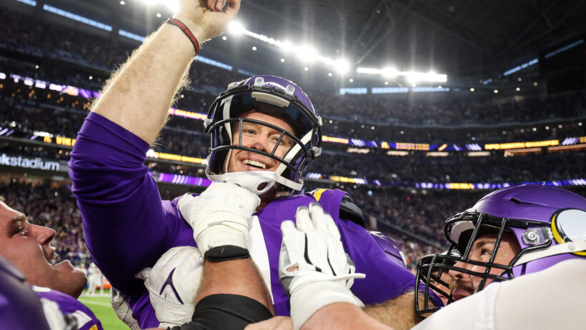 Minnesota Vikings place kicker Greg Joseph (1)