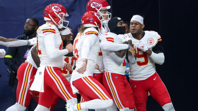Kansas City Chiefs players celebrating a TD