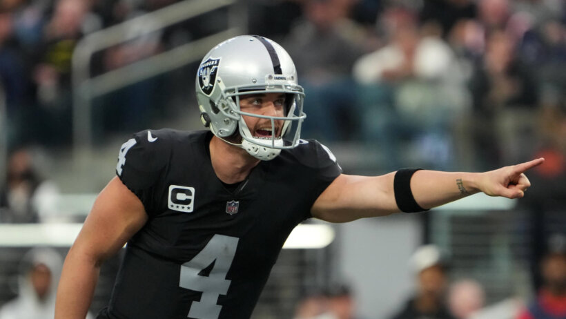 Derek Carr pointing