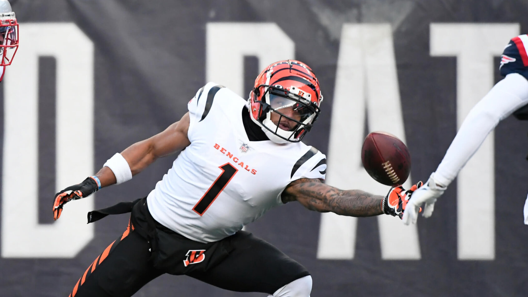 Cincinnati Bengals Ja'Marr Chase reaching for football