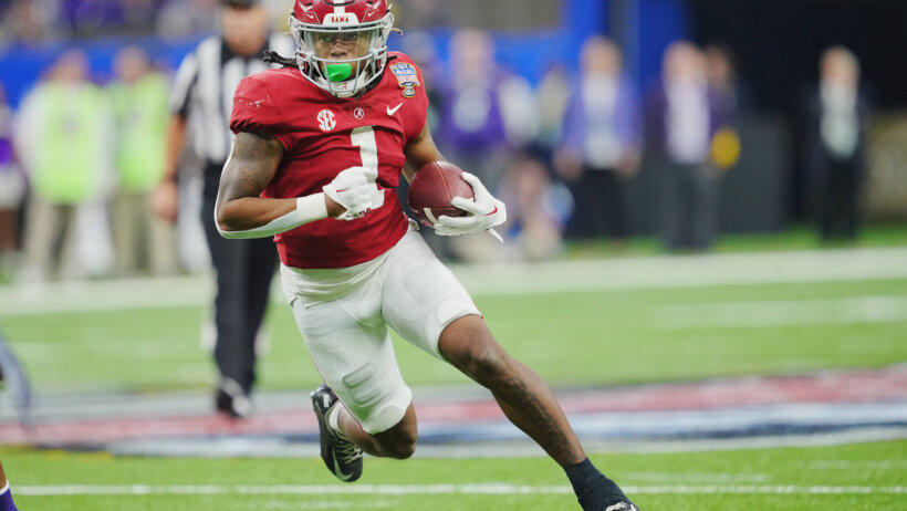 Alabama Crimson Tide running back Jahmyr Gibbs (1) runs the ball