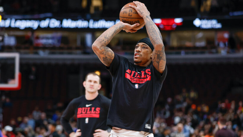 Chicago Bulls forward DeMar DeRozan shooting in warmup