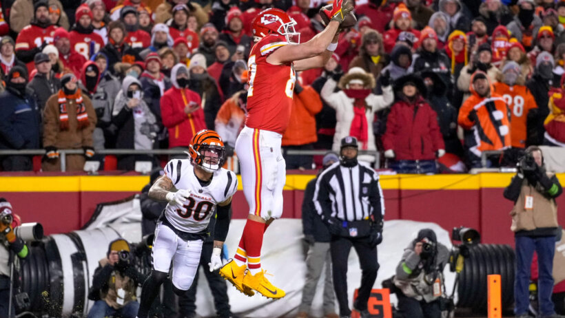 Kansas City Chiefs tight end Travis Kelce (87) makes a catch