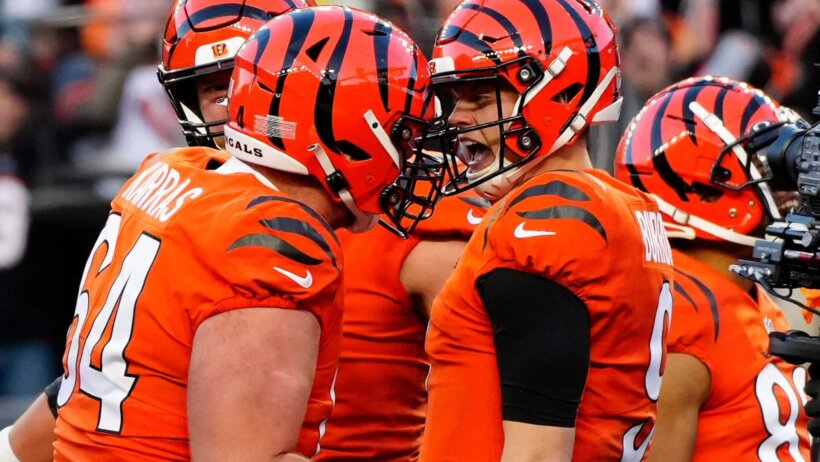 Cincinatti Bengals QB Joe Burrow with his offensive line.