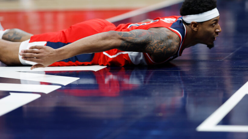 Bradley Beal diving on floor