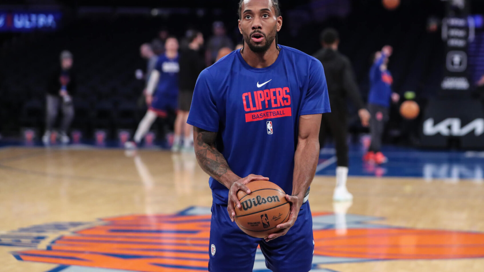 LA Clippers forward Kawhi Leonard warming up
