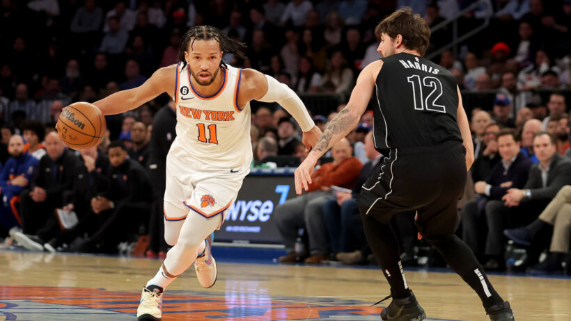 New York Knicks guard Jalen Brunson dribbling