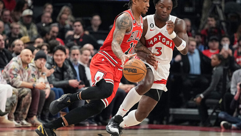 Chicago Bulls forward DeMar DeRozan drives to the hoop