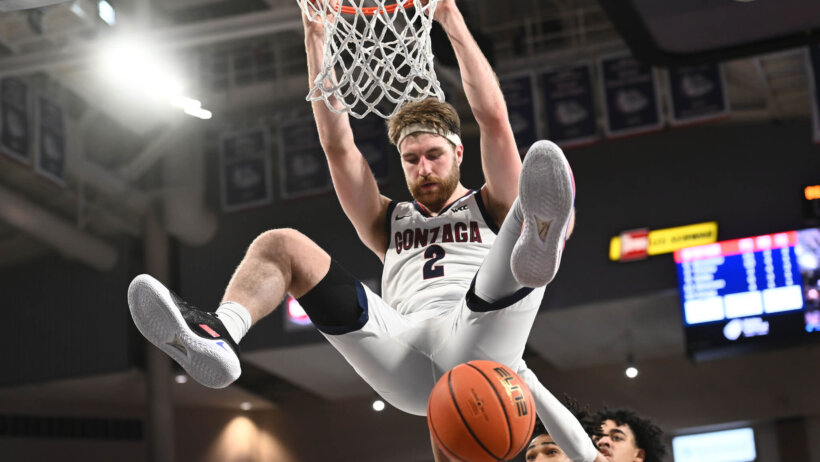 Gonzaga Bulldogs forward Drew Timme dunking