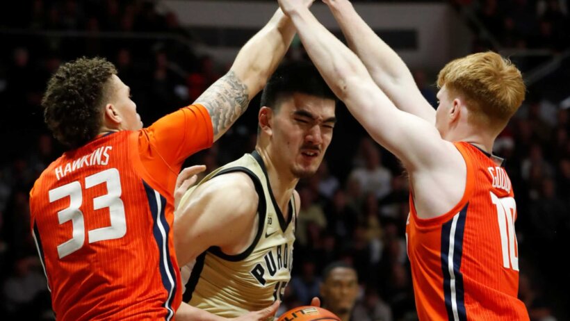 Purdue Boilermakers center Zach Edey battlings two Illinois defenders