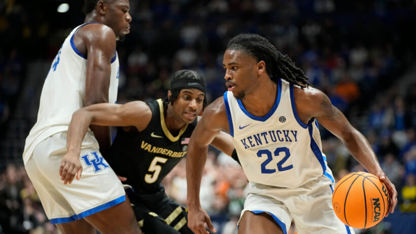 Kentucky guard Cason Wallace dribbles around a screen
