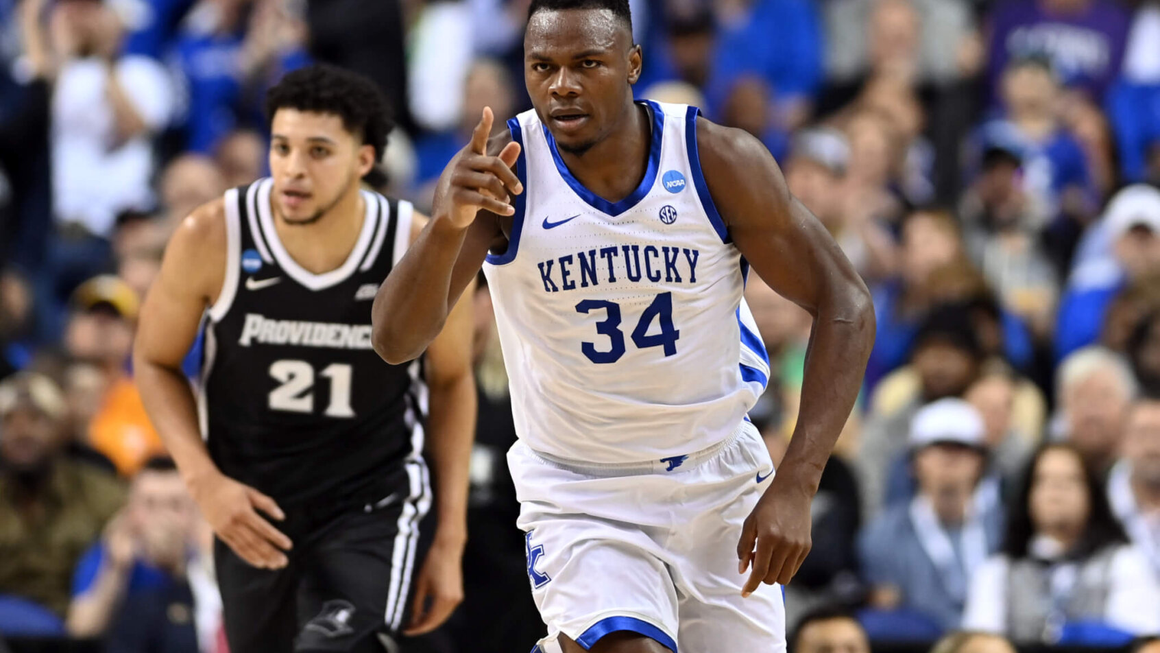 Kentucky Wildcats forward Oscar Tshiebwe points to a teammate