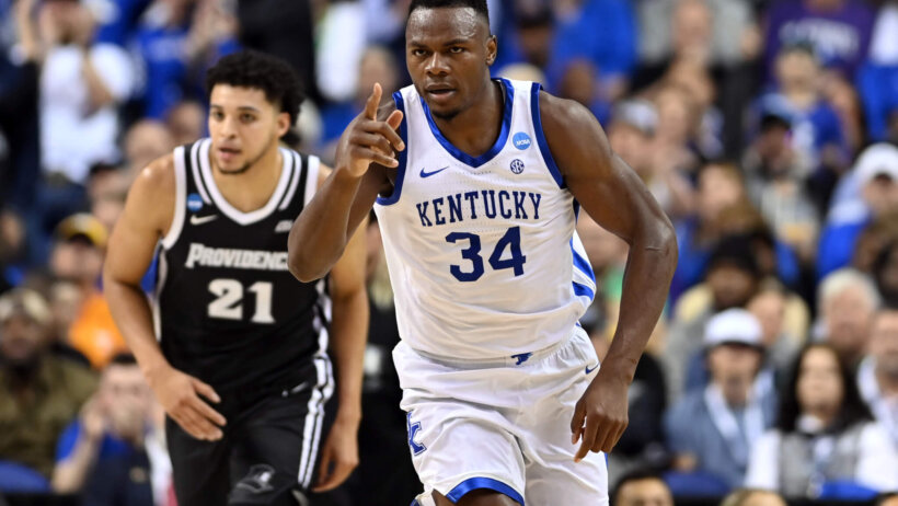 Kentucky Wildcats forward Oscar Tshiebwe points to a teammate