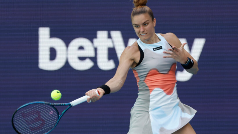 Maria Sakkari hitting a return
