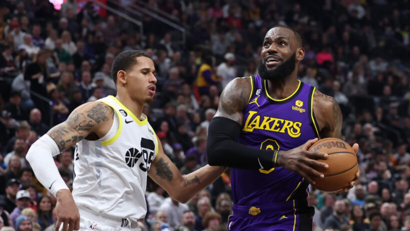 Los Angeles Lakers forward LeBron James drives to the basket