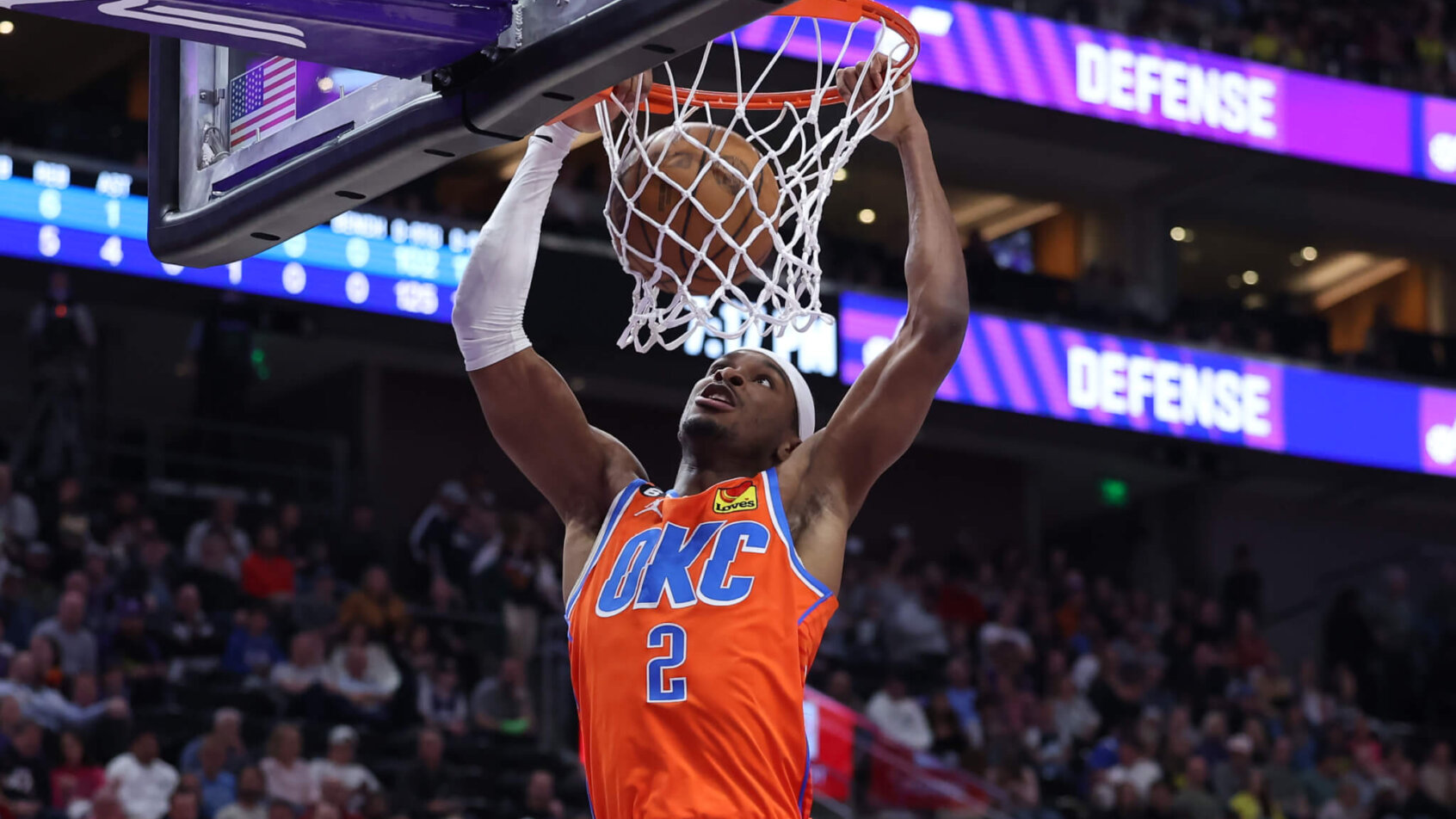 Oklahoma City Thunder guard Shai Gilgeous-Alexander dunking