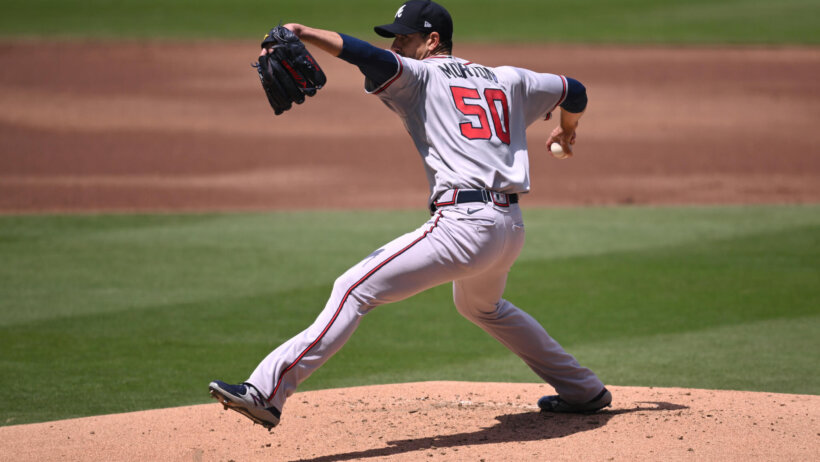 Atlanta Braves starting pitcher Charlie Morton pitching