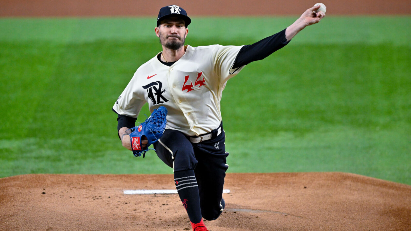 Texas Rangers starting pitcher Andrew Heaney throwing