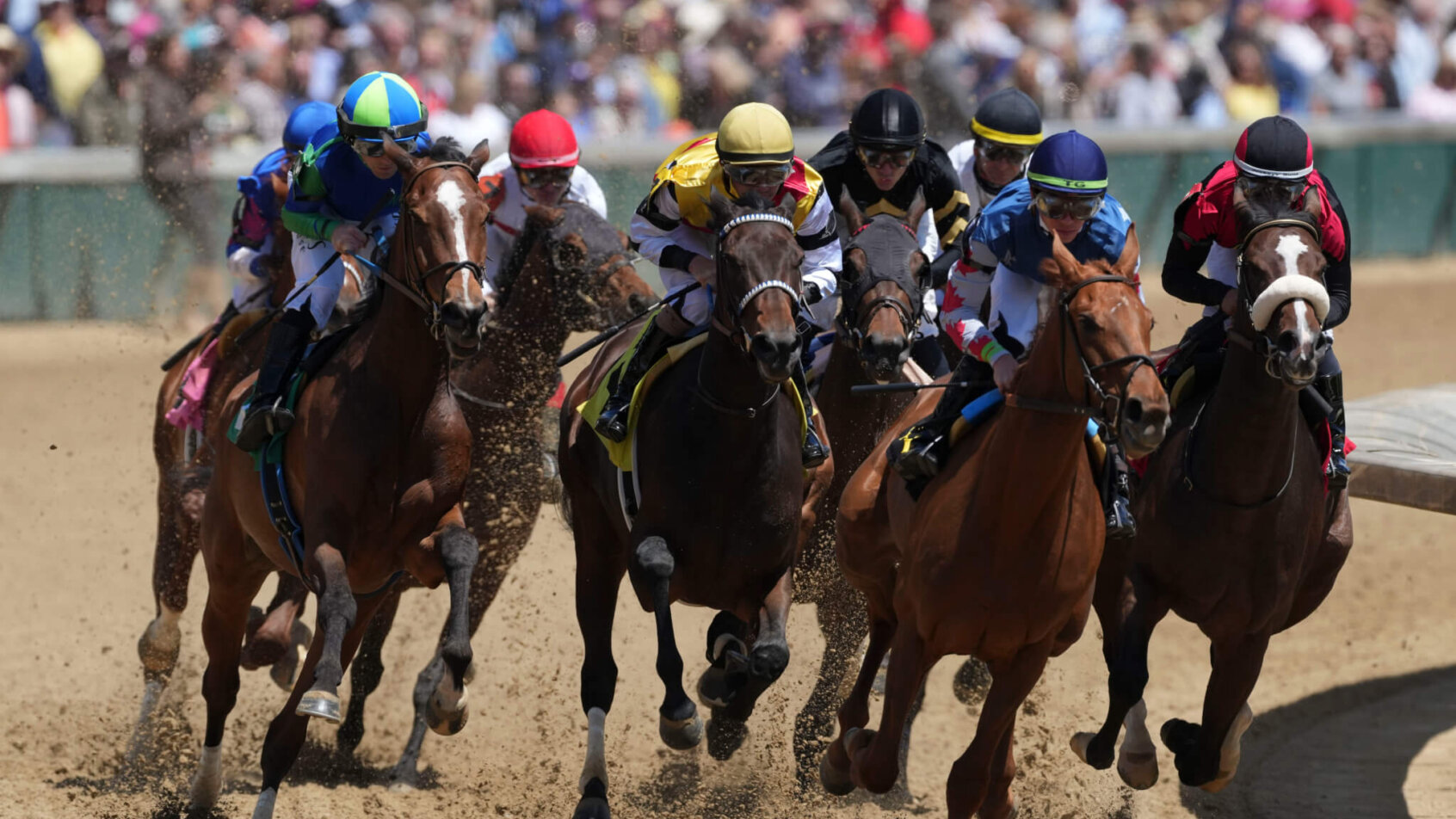The field makes the first turn during The Galleria race Tuesday.