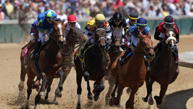 The field makes the first turn during The Galleria race Tuesday.