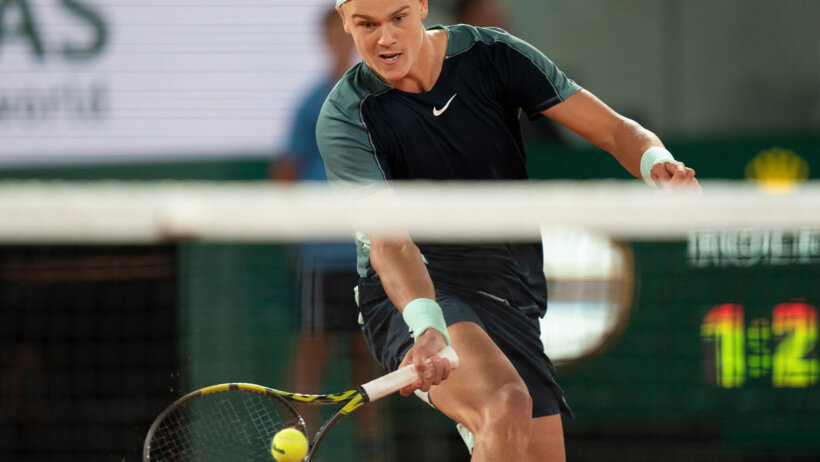 Holger Rune volley at the 2022 French Open
