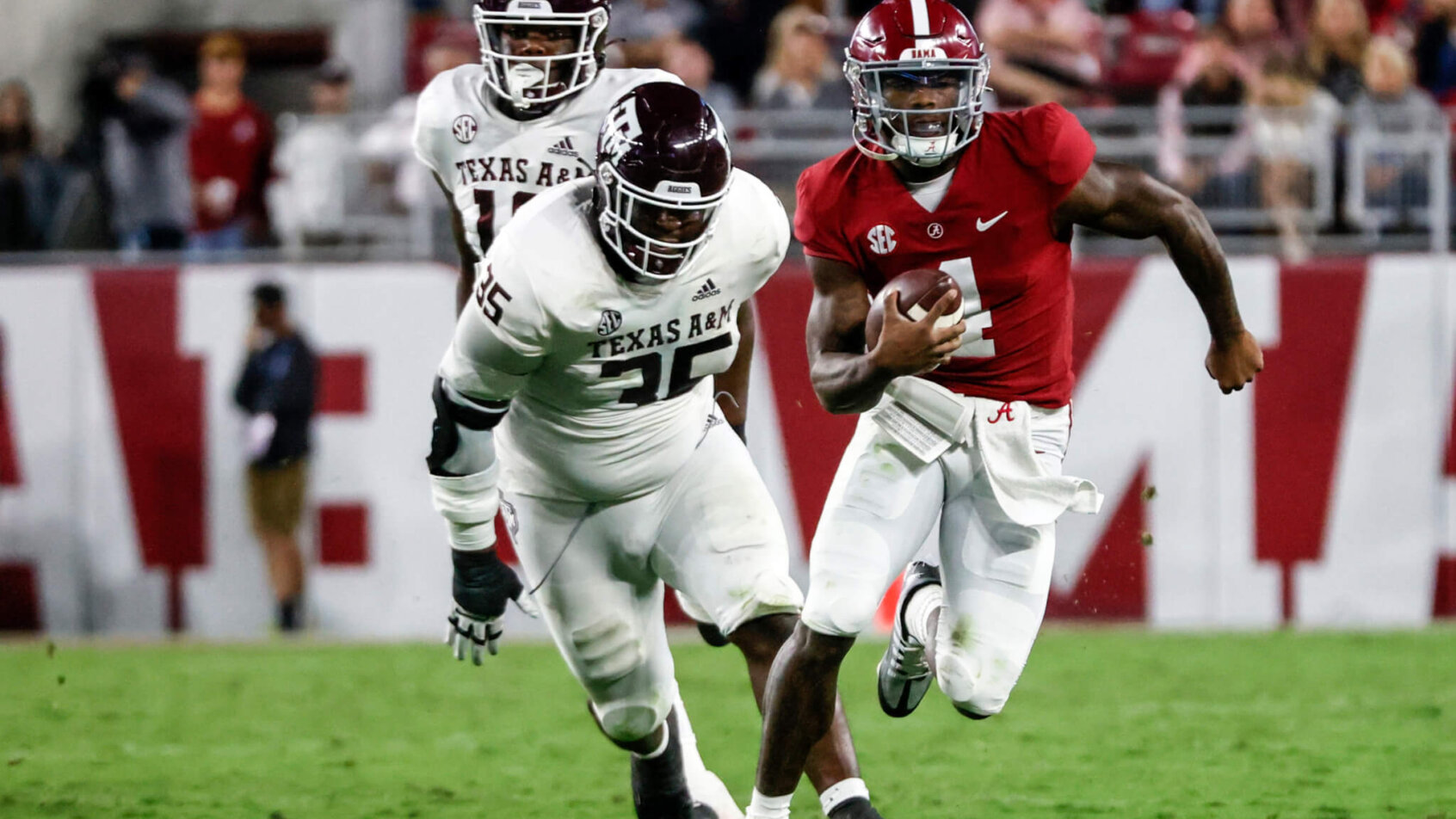 The Alabama Crimson Tide are 2.5-point road favorites at the Texas A&M Aggies.