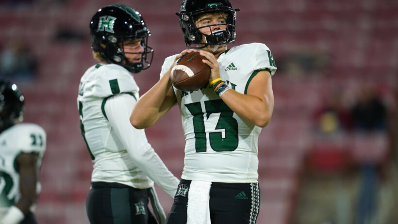 Hawaii Rainbow Warriors quarterback Brayden Schager warms up