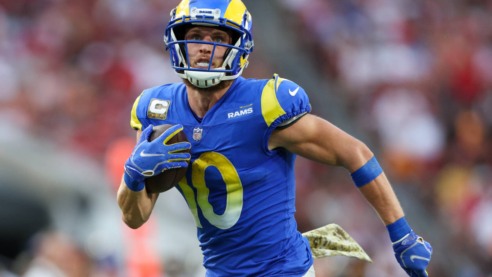 Los Angeles Rams wide receiver Cooper Kupp (10) runs for a touchdown against the Tampa Bay Buccaneers