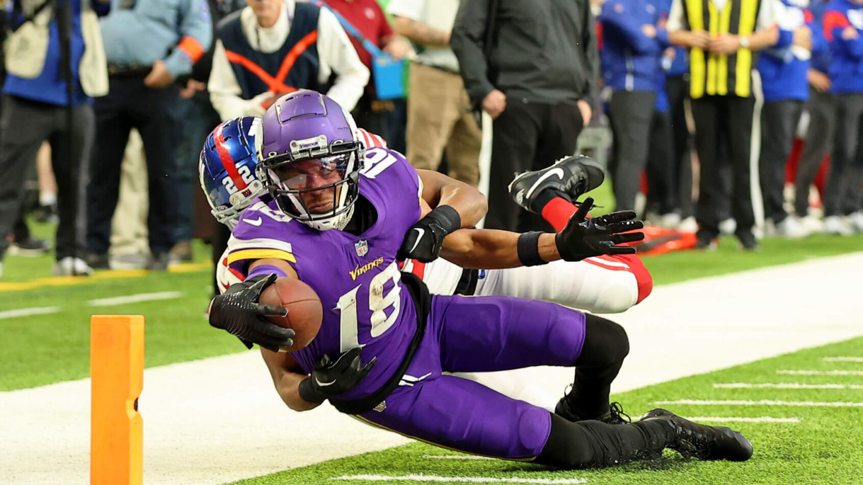 Justin Jefferson stretches for the end zone