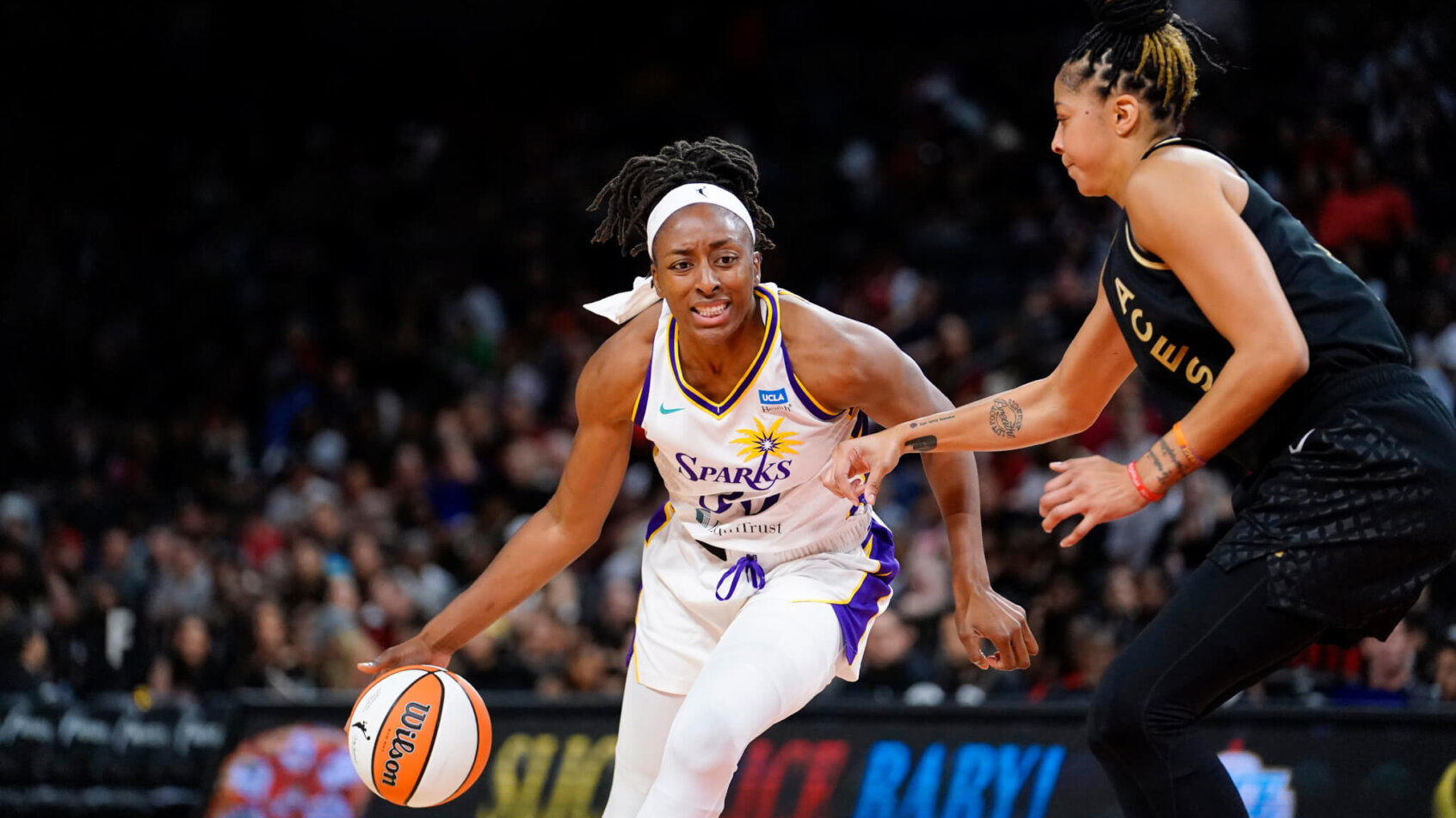 Nneka Ogwumike dribbling vs defender
