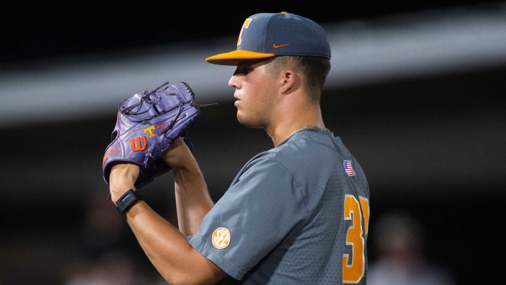 Drew Beam prepares to pitch